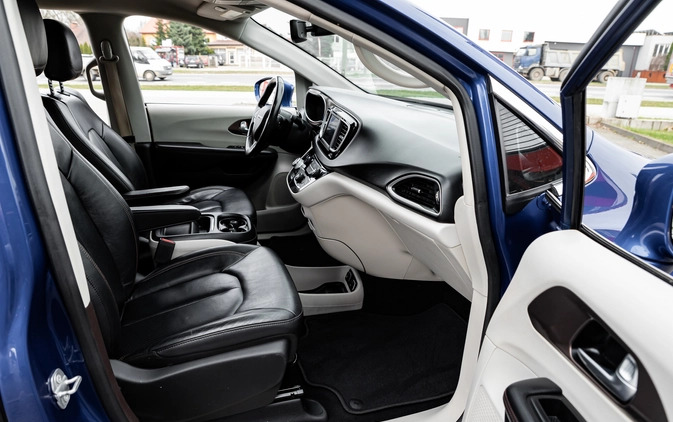 Chrysler Pacifica cena 138900 przebieg: 88000, rok produkcji 2020 z Szczecin małe 781
